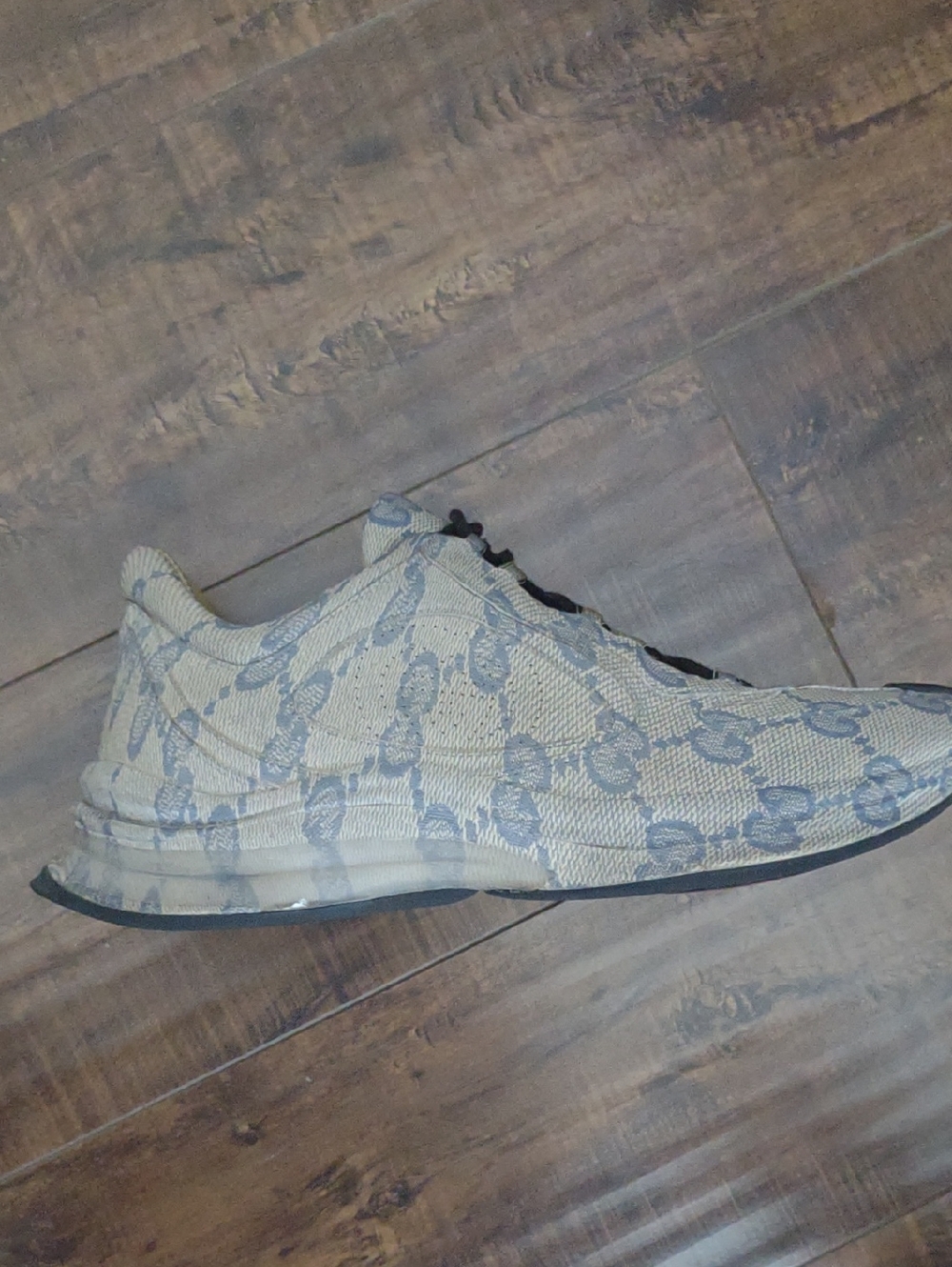 Gucci Run Low-Top Sneaker in Beige and Black Accents